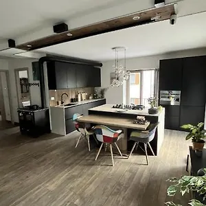Luce Deluxe Apartment Near The Station Alloggio in famiglia Tirano